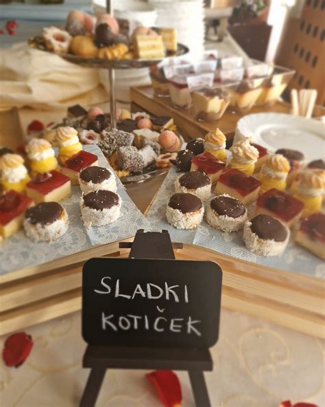 Sladki kotiček z raznovrstnimi pecivi, tortami, muffini in cake popsi.