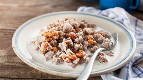 tanjir s postreženimi ajdovimi žganci, zabeljenimi z ocvirki in kislim mlekom