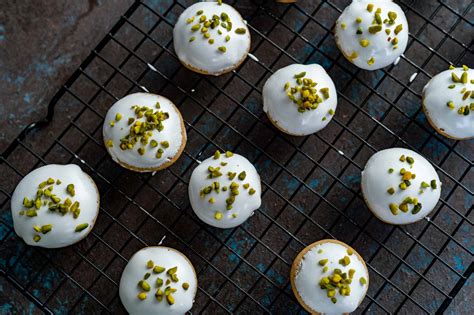 slika narezanega pomarančnega kolača z glazuro