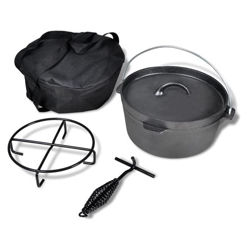 litoželezni Dutch Oven na ognju, ki prikazuje njegovo robustnost in primernost za kuhanje na prostem