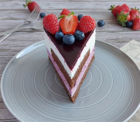 Fotografija kreme iz mascarponeja in gozdnih sadežev