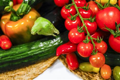 fotografija pestrega izbora sadja in zelenjave v različnih barvah