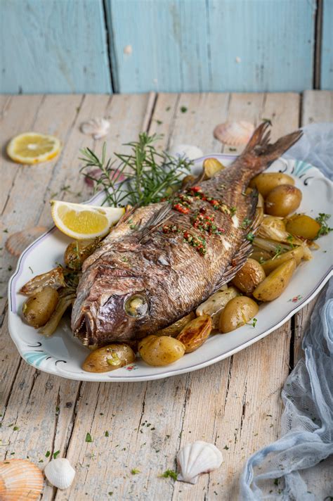 prikaz pečice s pekačem gob in česna med peko
