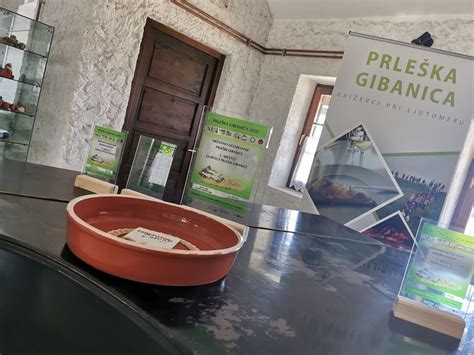 Fotografija sveže pečene prleške gibanice v okroglem lončenem pekaču.