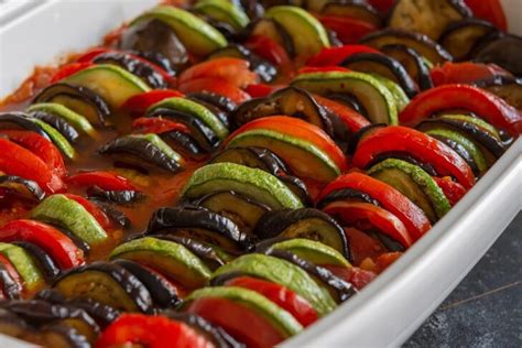 Tradicionalna provansalska jed ratatouille v svoji najbolj prepoznavni obliki z na kolobarje narezano zelenjavo.