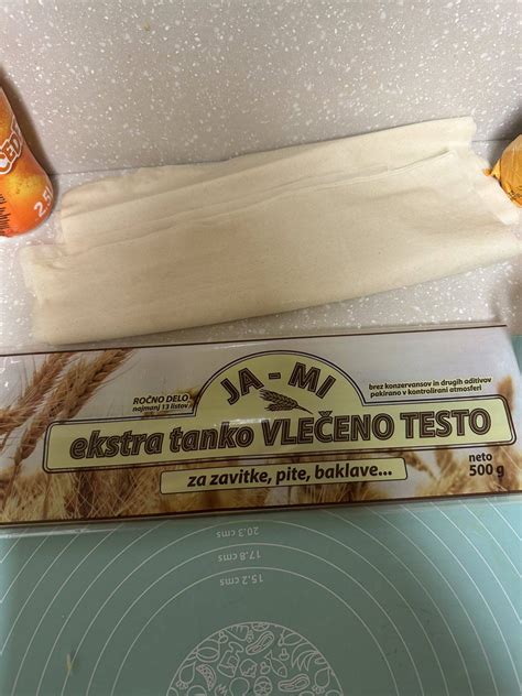 grafični prikaz zlaganja sestavin na vlečeno testo