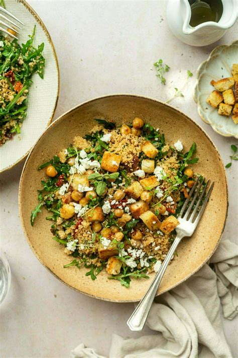 Mediteranska solata s čičeriko, paradižnikom, kumarami in peteršiljem