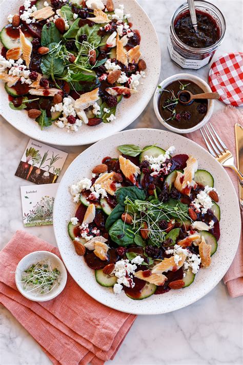 Kremasta solata iz kumaric in rdeče čebule s prelivom