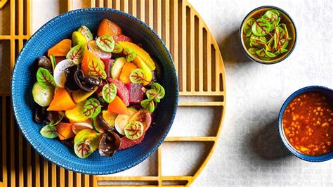 Solata iz korenčkovih trakov z azijskim prelivom in sezamovimi semeni