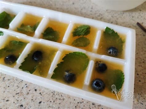 Blok ohlajene polente, narezane na kocke, pripravljene za peko.