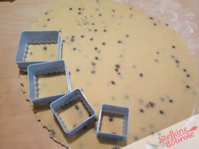 Prikaz različnih tehnik okraševanja piškotov s čokoladnimi vzorci