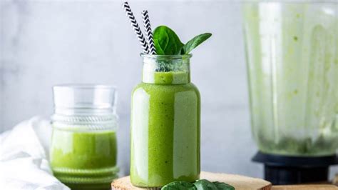 Svež zeleni smoothie v kozarcu, obdan z zelenjavo in sadjem