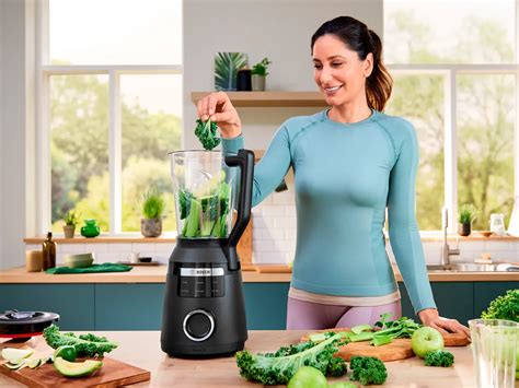 Zmogljiv mešalnik za pripravo smoothiejev in primer pripravljenih sestavin
