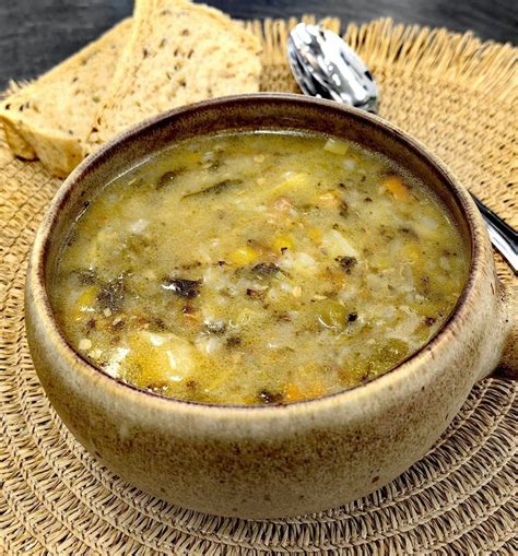 Klasična španska enolončnica Olla podrida, ki se dolgo kuha v glineni posodi