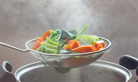 Primer kuhanja zelenjave na pari v posodi z mineralnim premazom.