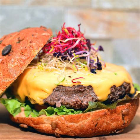 Infografika sestavin vrhunskega burgerja: zorjena govedina, sir Cheddar, domače kumarice in maslena bombetka