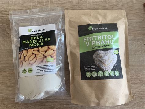 Diagram, ki prikazuje hranilno vrednost mandljeve moke v primerjavi s pšenično moko, s poudarkom na beljakovinah, vlakninah, maščobah in odsotnosti glutena.