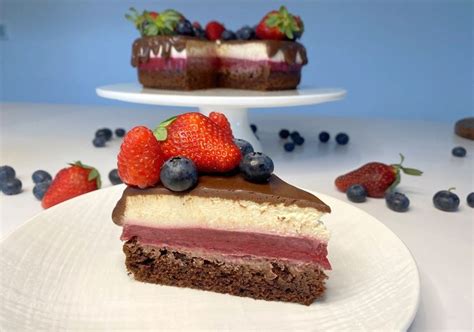 fotografija tortnega biskvita s kremo in gozdnimi sadeži