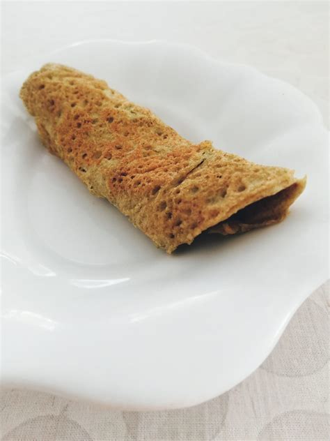 fotografija sveže pečenih KETO palačink z dodatki brez sladkorja