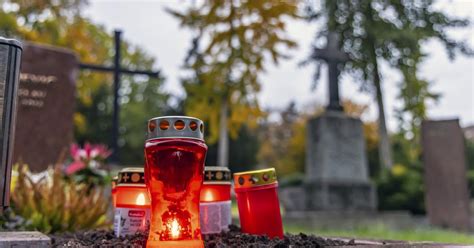 fotografija tehtanja jajc različnih velikosti na kuhinjski tehtnici