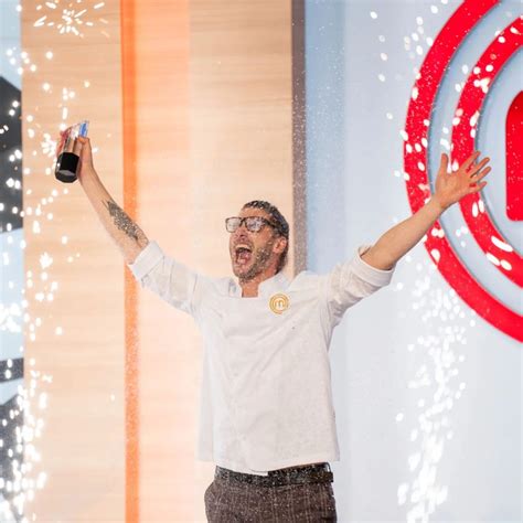 Fotografija Luke Pangosa, zmagovalca MasterChefa Slovenija 2024, s pokalom.