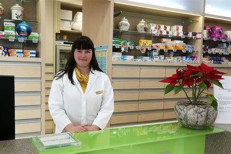 Tematska fotografija lekarne ali farmacevta pri delu
