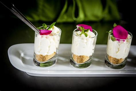 Prikaz pripravljenega limoninega moussa v kozarčkih