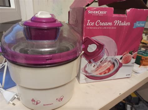 Slika domačega sladoleda v skodelici