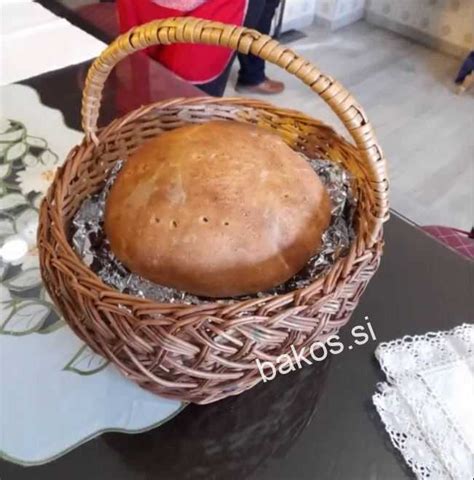 Tematska fotografija velikonočnega kruha na mizi