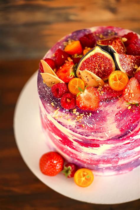 Fotografija elegantne borovničeve ombré torte