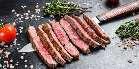 Tematska fotografija, kuhar peče steak v ponvi