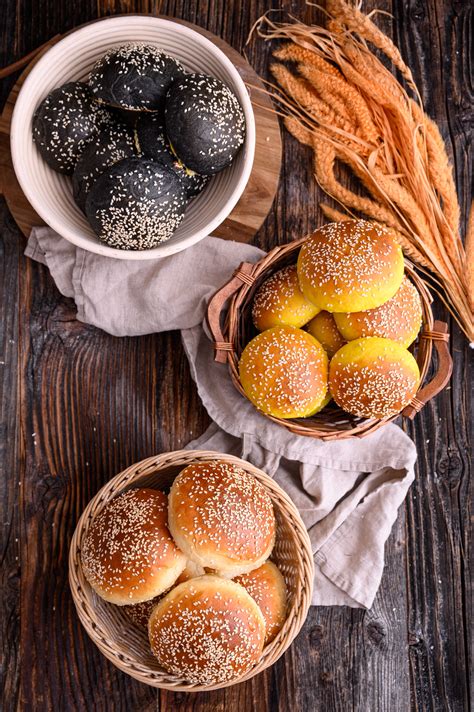 fotografija estetsko pripravljenih črnih burger bombetk z belim sezamom