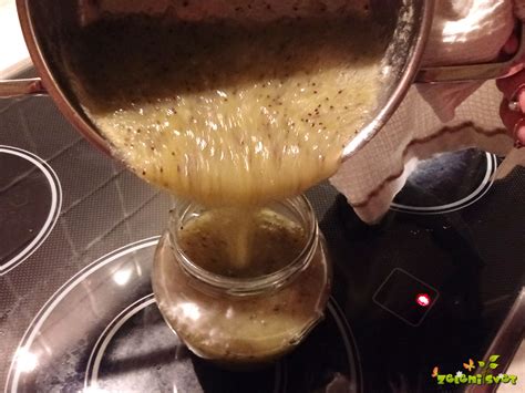 Fotografija polnjenja marmelade v kozarce