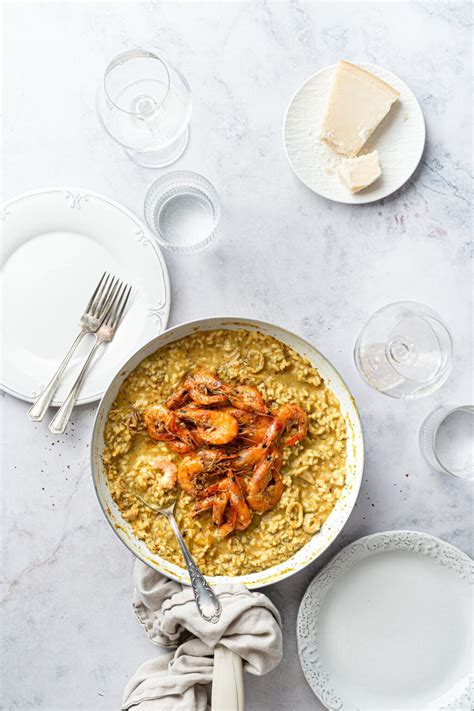 Fotografija kremaste bučne rižote z lignji in kozicami