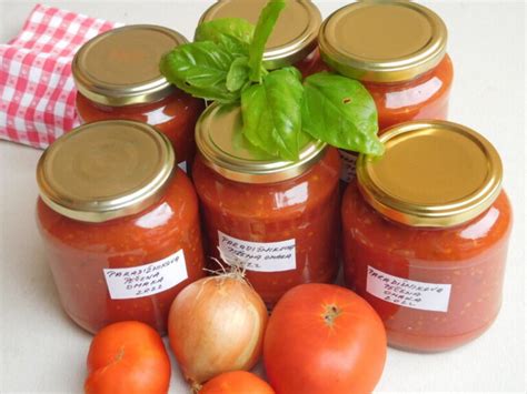fotografija napolnjenih kozarcev marmelade