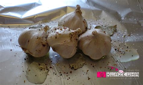 Prikaz pečenega česna v pekaču