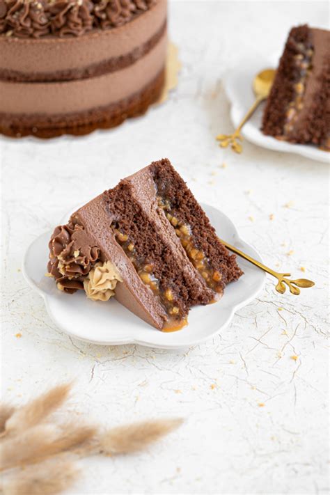 Tematska fotografija presne čokoladne torte s karamelo