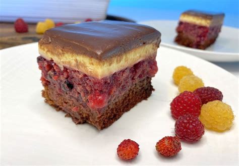 Fotografija končnega izdelka: čokoladne kocke z gozdnimi sadeži