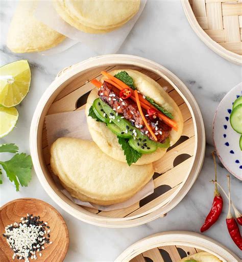 fotografija soparjenih kitajskih cmokov (bao buns) z različnimi nadevi