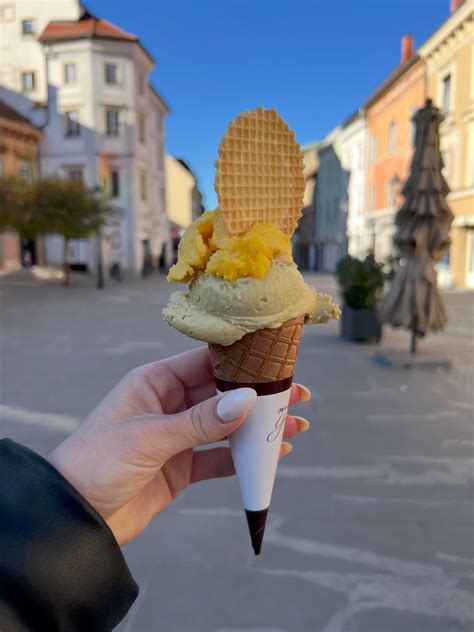 Fotografija vrste pred sladoledarno Mali grof Celje z različnimi kepicami sladoleda