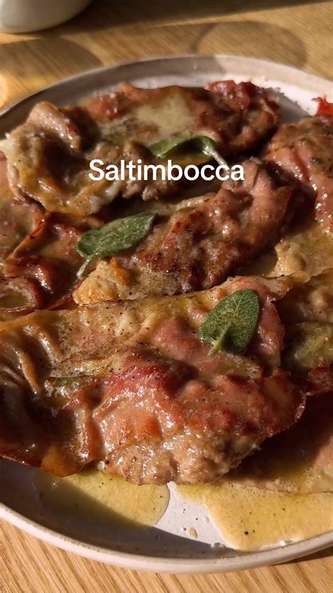 slastni telečji zrezki saltimbocca na krožniku z omako