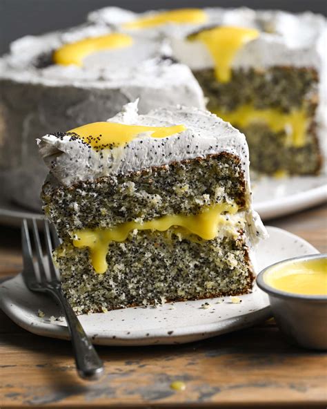 Infographic showing the five layers of the magic poppy seed cake after baking