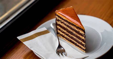 fotografija tradicionalne gerbeaud torte
