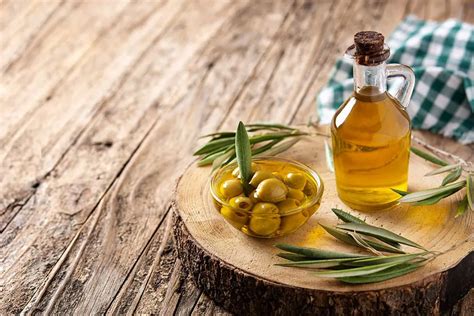 Ilustracija osnovnih sestavin za fokačo: moka, olivno olje, kvas, sol, voda.