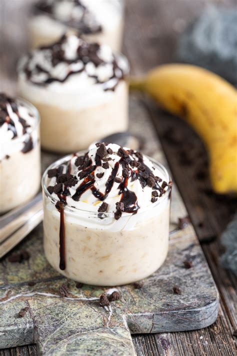 Fotografija pripravljenega kremastega veganskega kakavovega napitka z banano