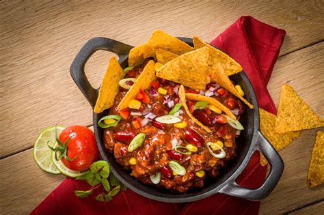 Fotografija različnih začimb za chili con carne: čili, kumin, origano, paprika