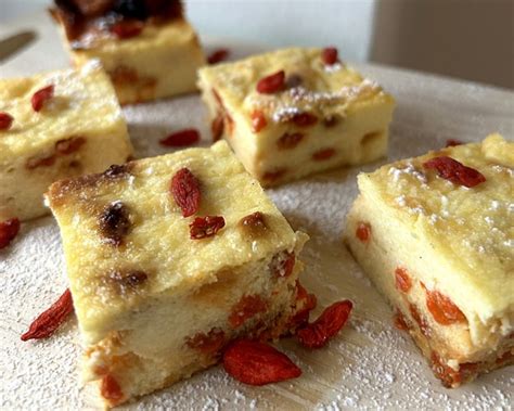 Fotografija veganskega skutnega namaza z indijskimi oreščki in jagodami