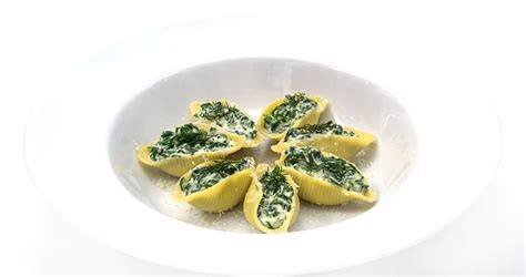 Tematsko foto lumaconi s špinačo in ricotto