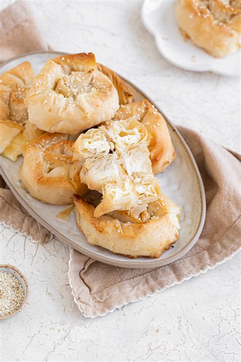 surovi skutni zavitki na pekaču pred peko