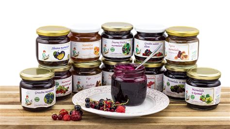 slika kozarcev domače marmelade iz gozdnih jagod